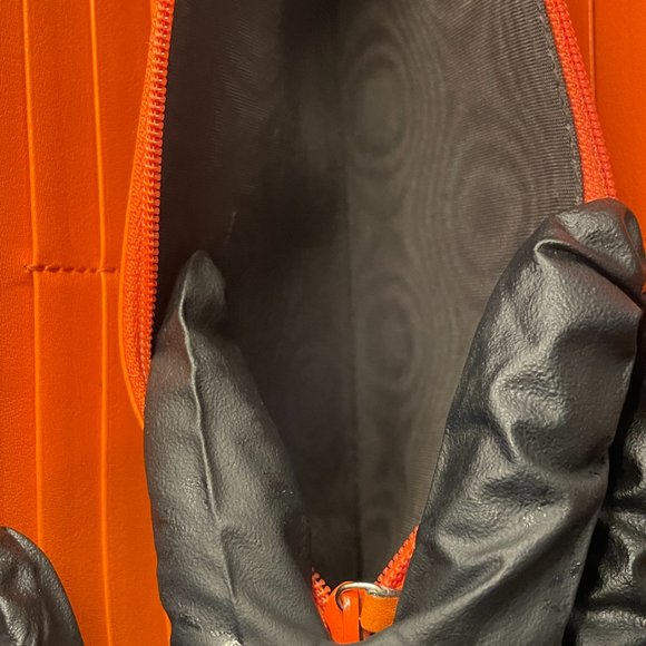 Gucci Orange Embossed Wallet - Picture 5 of 10